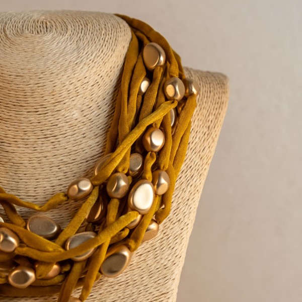 Gargantilla Tubos Tela Bolas Metal Mostaza | Beltop Brand