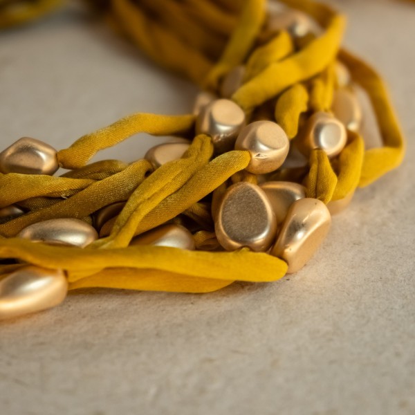 Gargantilla Tubos Tela Bolas Metal Mostaza | Beltop Brand