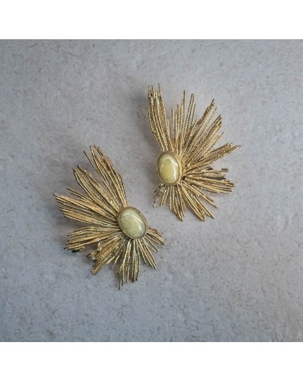 Pendientes Simétricos Destellos Dorados Piedra Beige