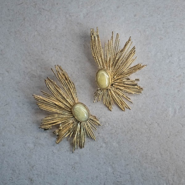 Pendientes Simétricos Destellos Dorados Piedra Beige