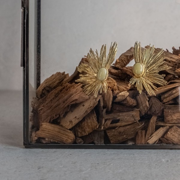 Pendientes Simétricos Destellos Dorados Piedra Beige