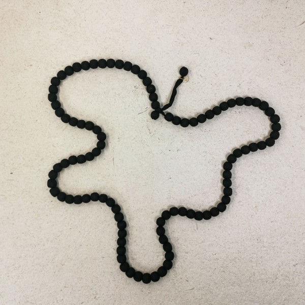 Collar de bolas negro personalizable con tu inicial | Beltop Brand