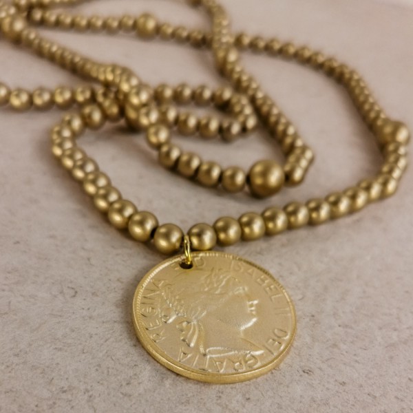 Collar bolas con moneda dorado mate