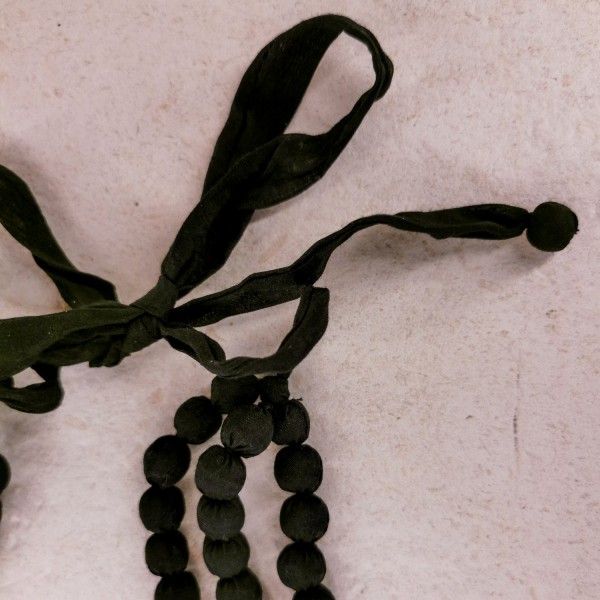 Gargantilla tres vueltas bolas revestidas negro - Moneda